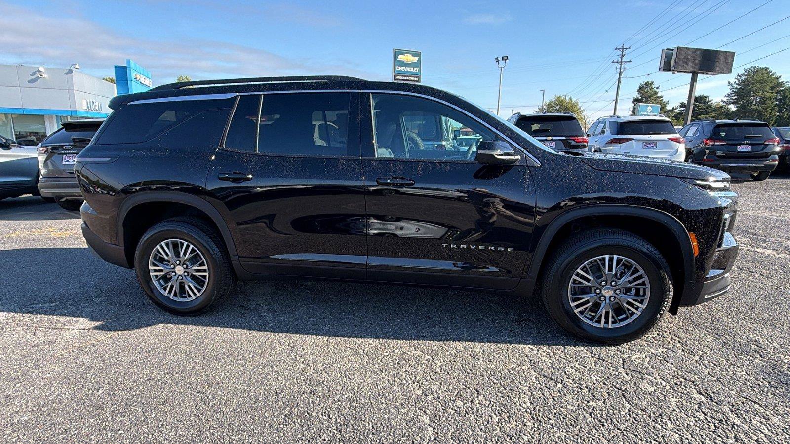 New 2027 Chevrolet Traverse LT FWD image 7