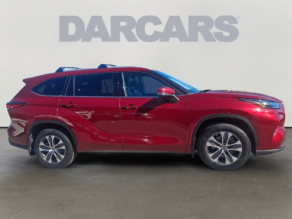 Used 2022 Toyota Highlander XLE AWD/4WD image 7