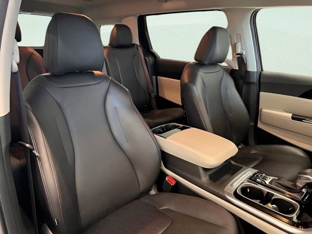 Used 2024 Kia Carnival EX FWD image 15