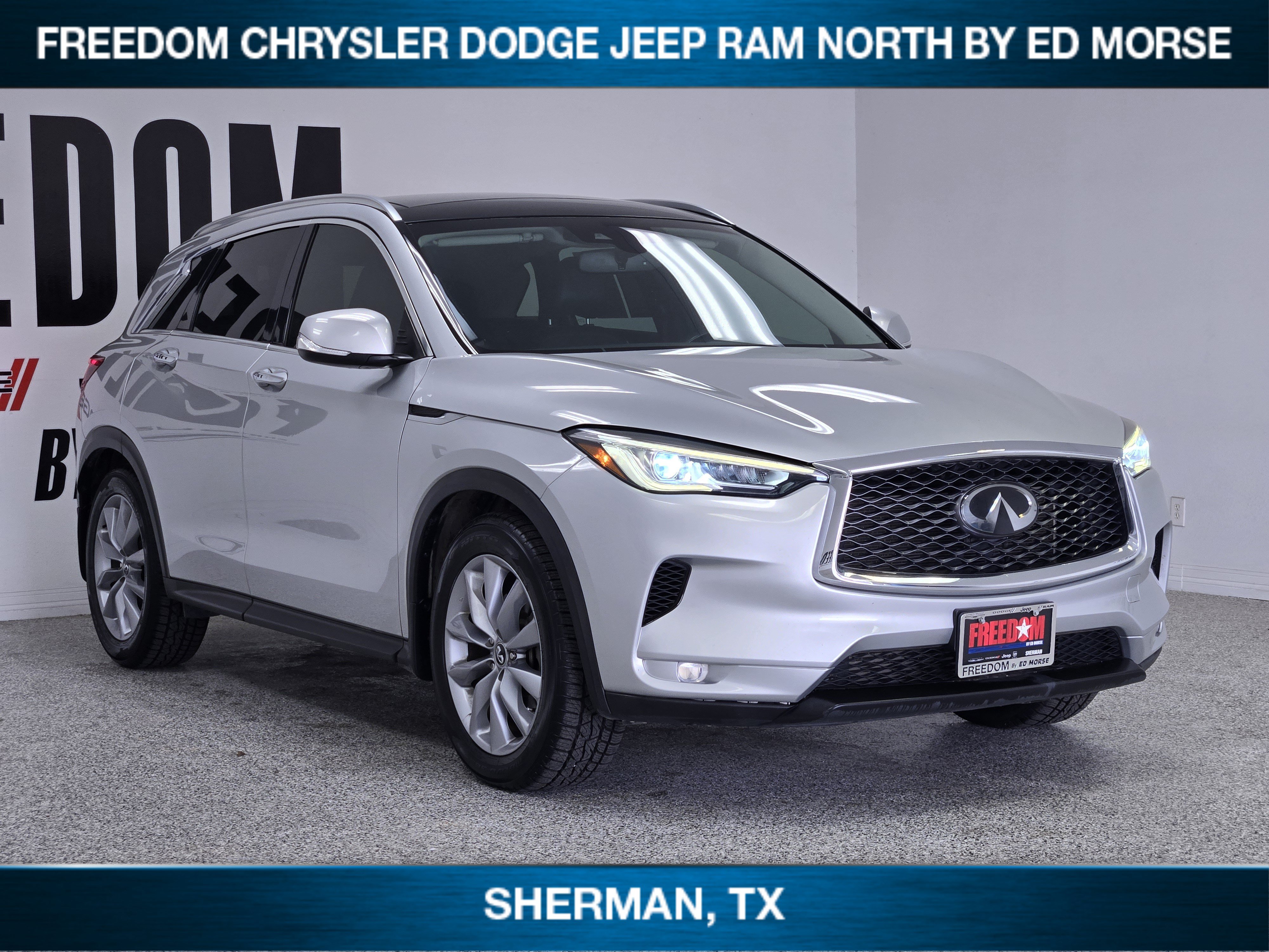 Used 2019 INFINITI QX50 Luxe w/ Navigation Package FWD image 2