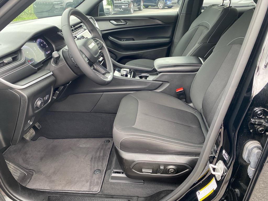 Certified 2025 Jeep Grand Cherokee Laredo AWD/4WD image 9