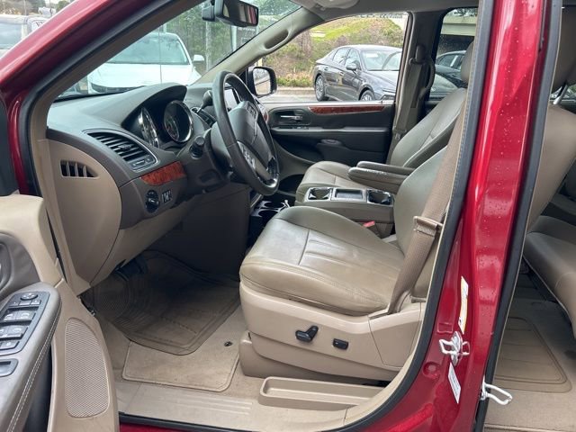 Used 2016 Chrysler Town & Country Touring-L image 9