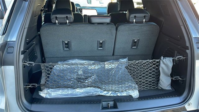 Used 2025 Chevrolet Traverse RS image 33