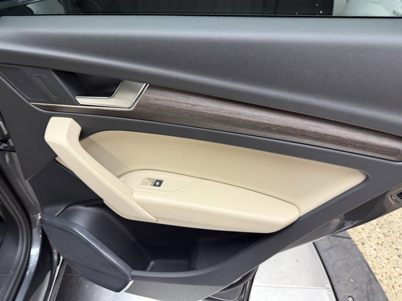 Used 2024 Audi Q5 e Premium w/ Convenience Package image 22