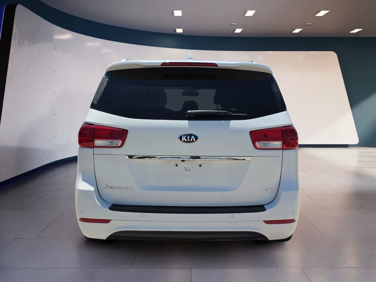 Used 2016 Kia Sedona LX w/ LX Convenience Package FWD image 4