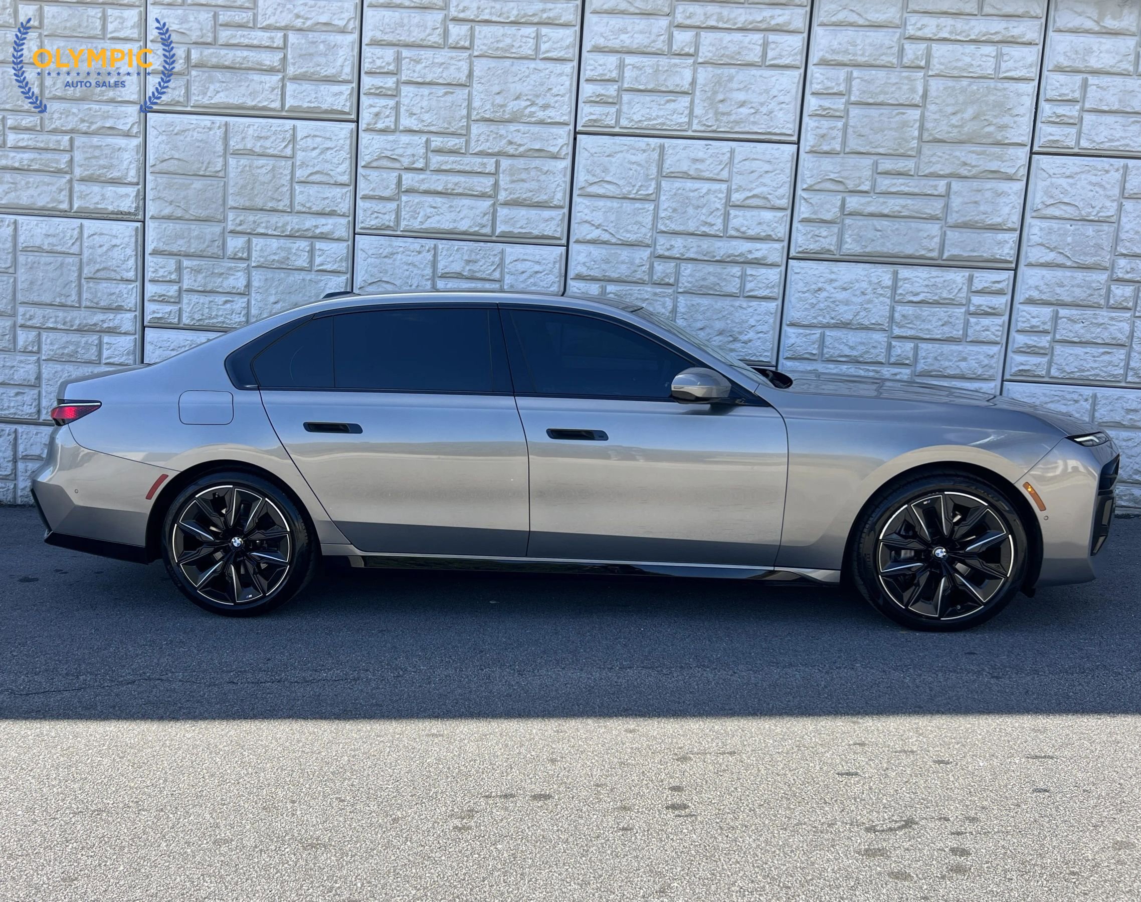 Used 2023 BMW 740i image 8