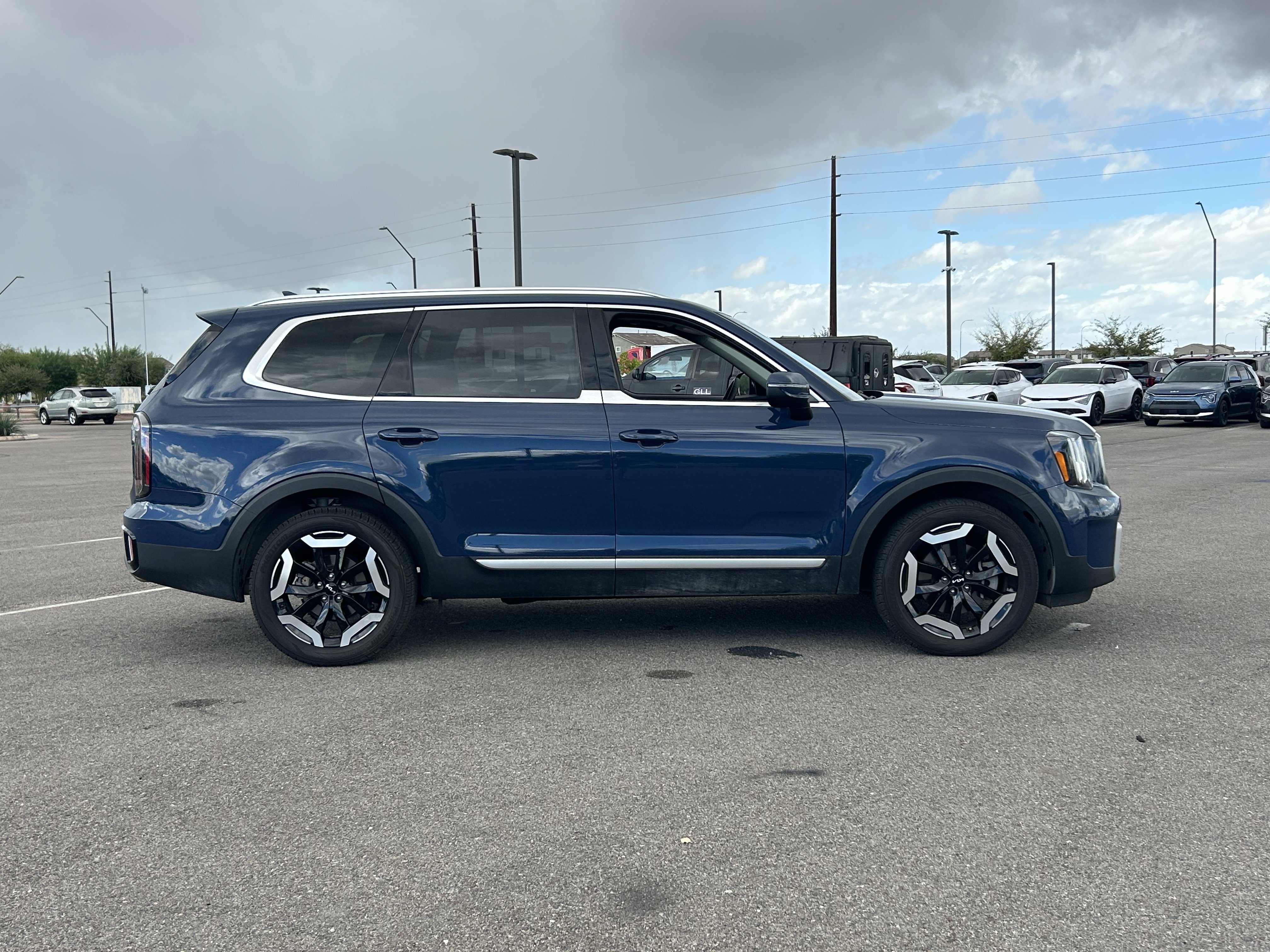 Certified 2023 Kia Telluride EX w/ EX Captain's Chair Package FWD image 6