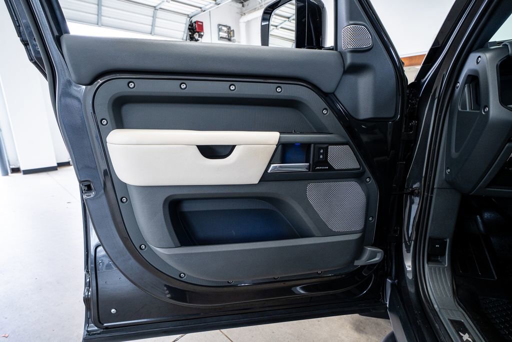 Used 2023 Land Rover Defender 130 X-Dynamic SE image 31