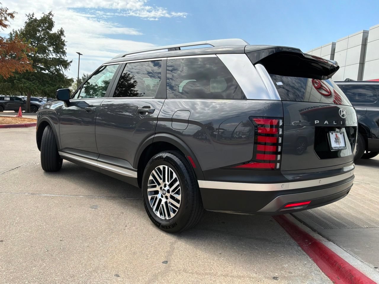 Used 2026 Hyundai Palisade SEL FWD image 8