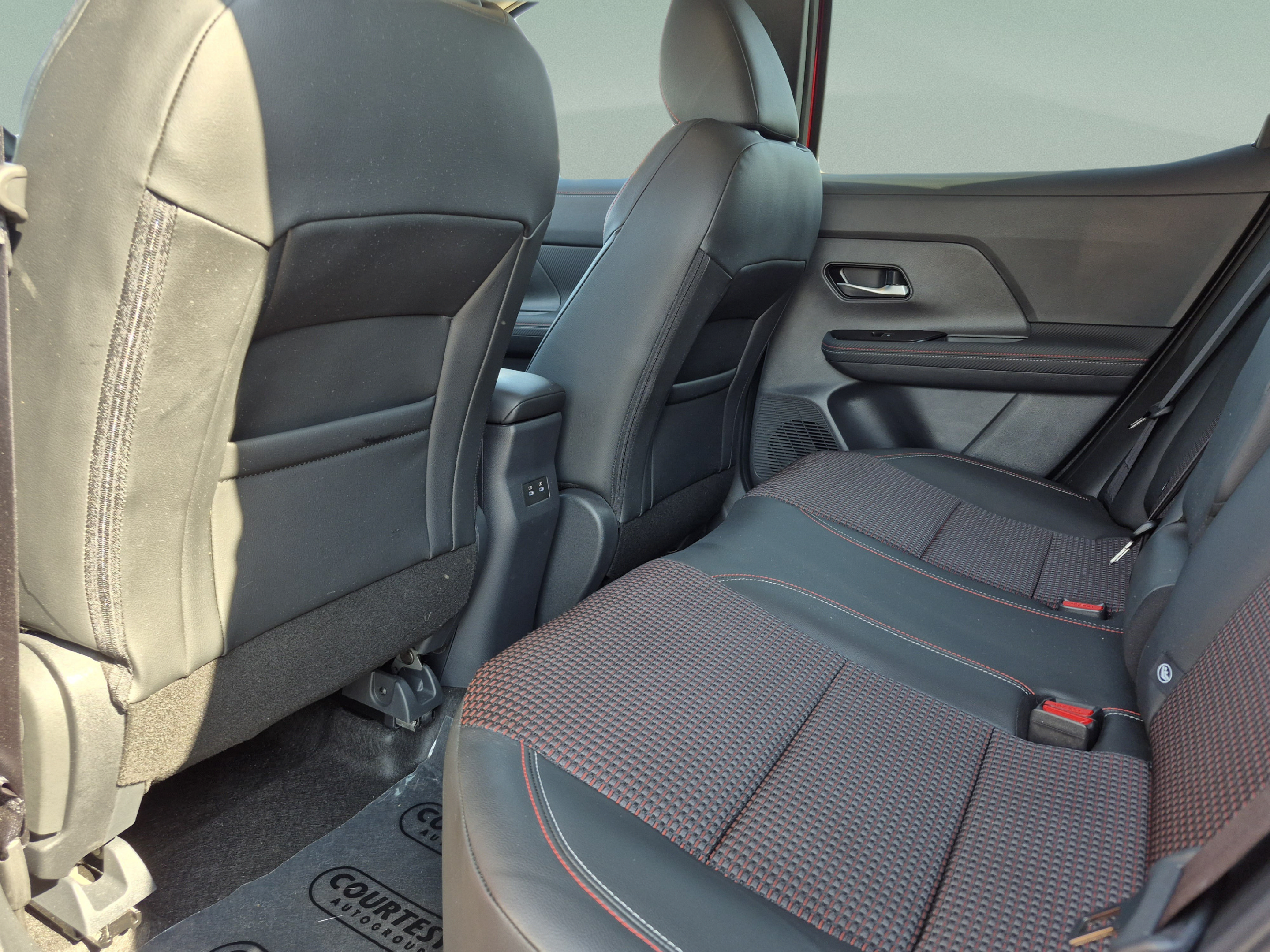 Certified 2025 Nissan Kicks SR FWD image 17