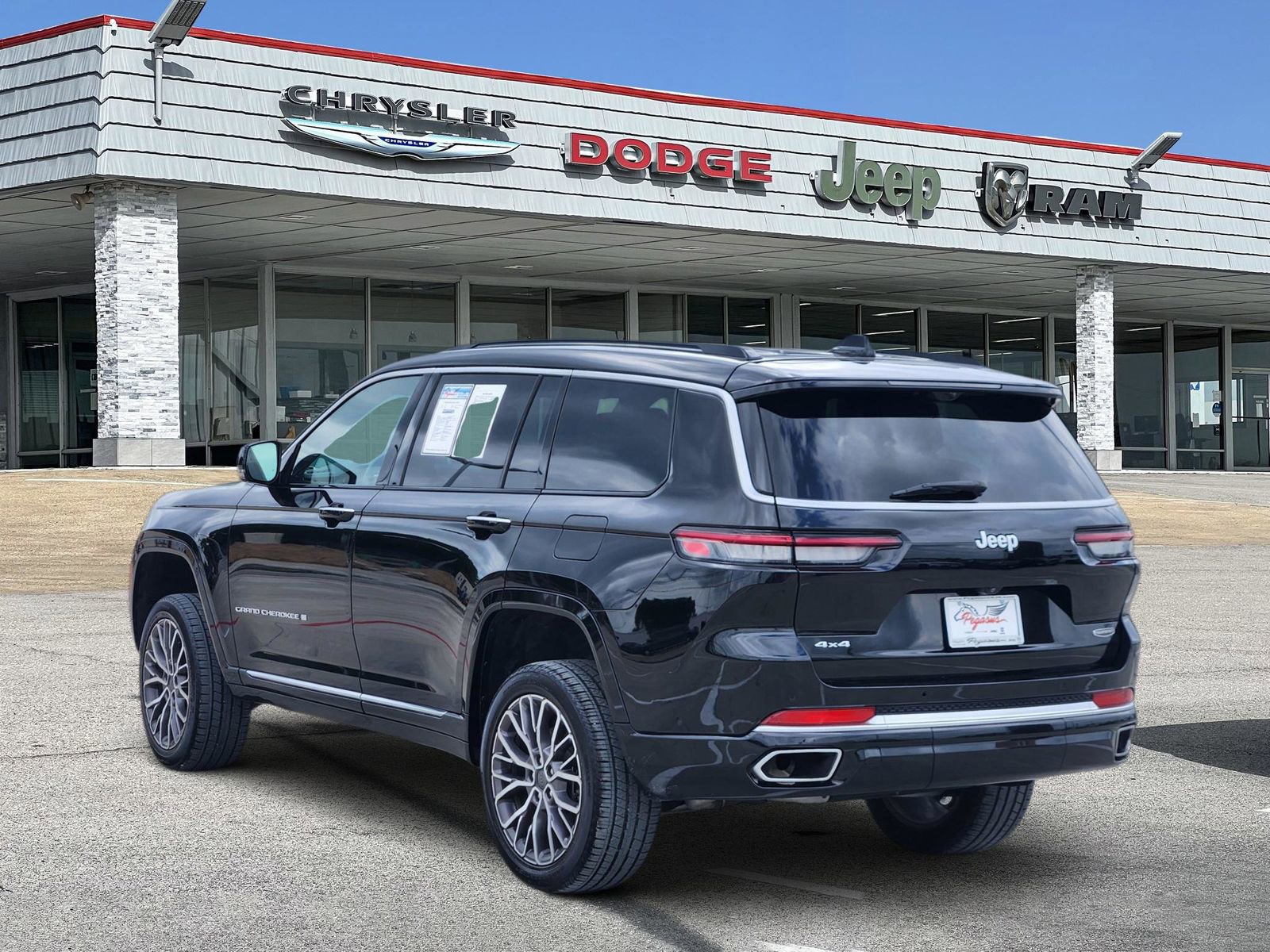 Used 2025 Jeep Grand Cherokee L Summit w/ Advanced Protech Group IV image 4