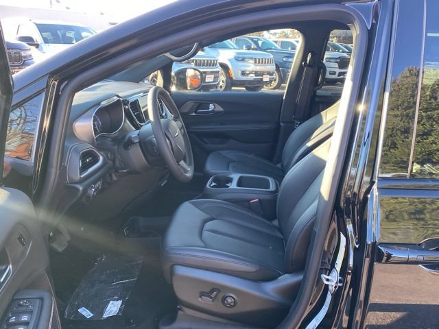 New 2026 Chrysler Pacifica Select w/ S Appearance Package FWD image 16