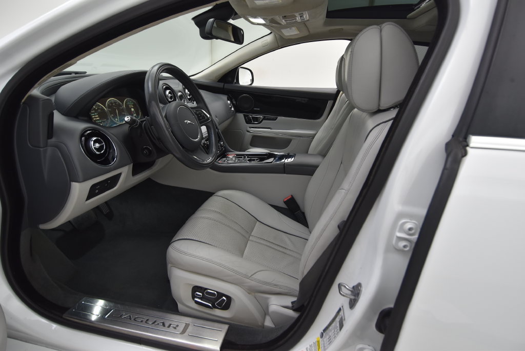 Used 2015 Jaguar XJ L Supercharged RWD image 25