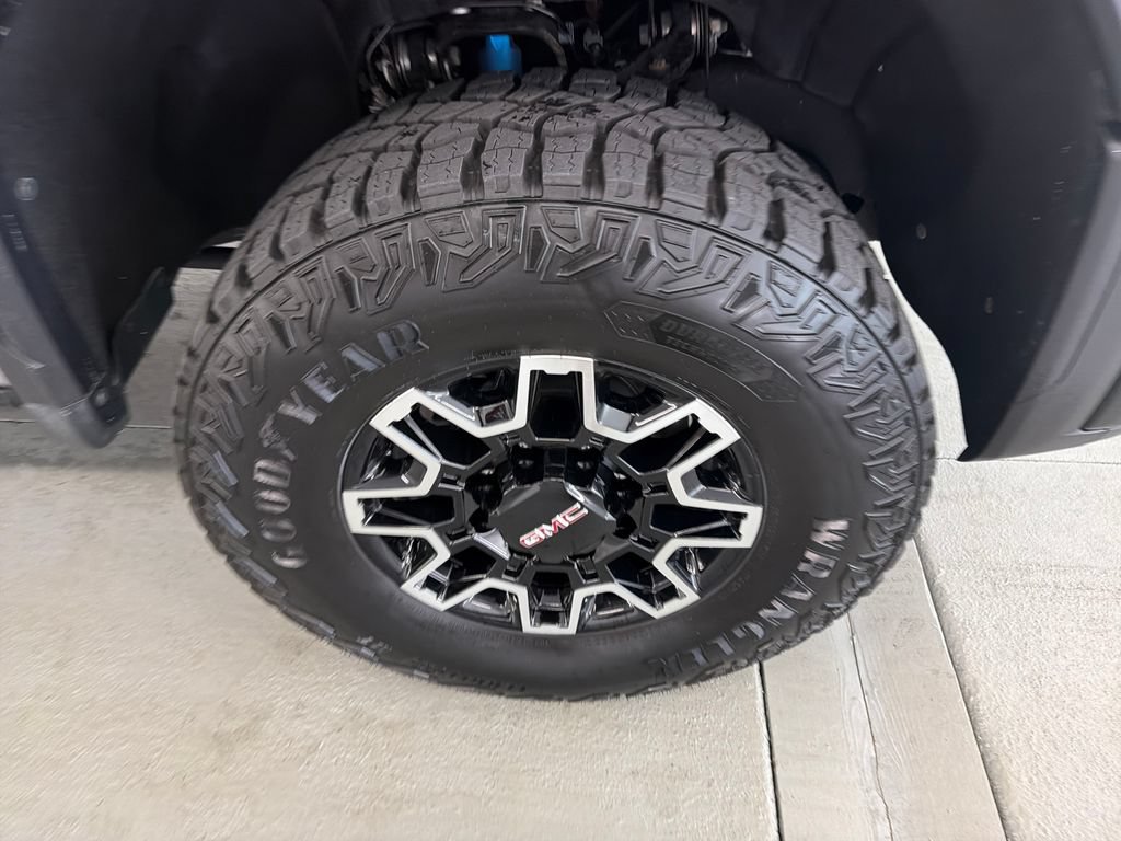 Used 2025 GMC Sierra 2500 AT4X AWD/4WD image 5