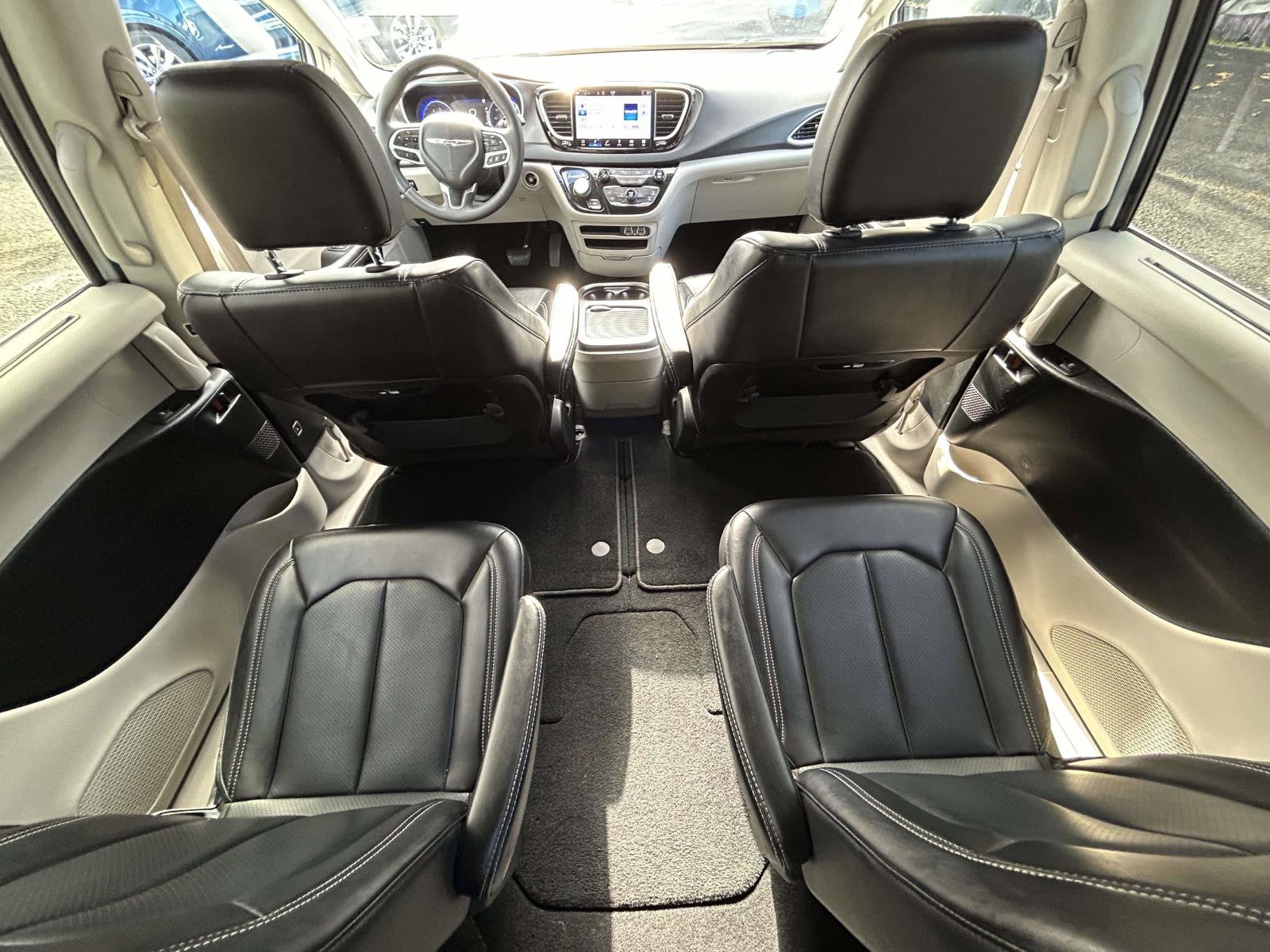 Used 2023 Chrysler Pacifica Touring-L image 12