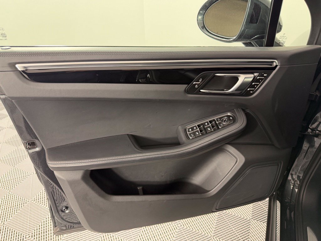 Certified 2025 Porsche Macan S AWD/4WD image 18