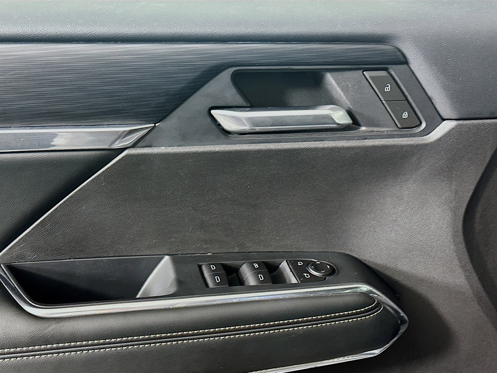 Used 2025 GMC Acadia Elevation image 15