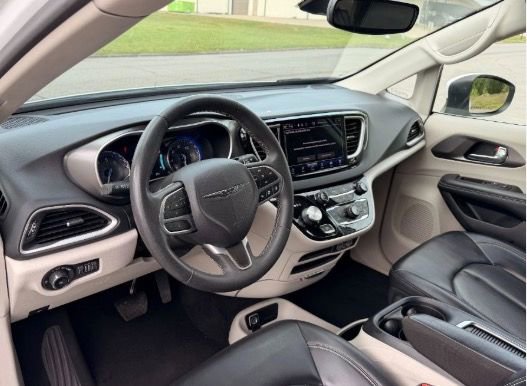 Used 2023 Chrysler Pacifica Touring-L FWD image 4