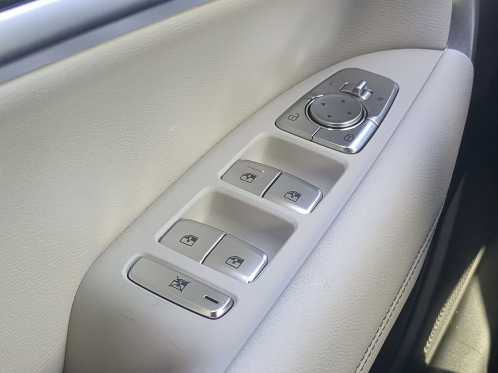 Used 2025 Genesis G70 2.5T RWD image 30
