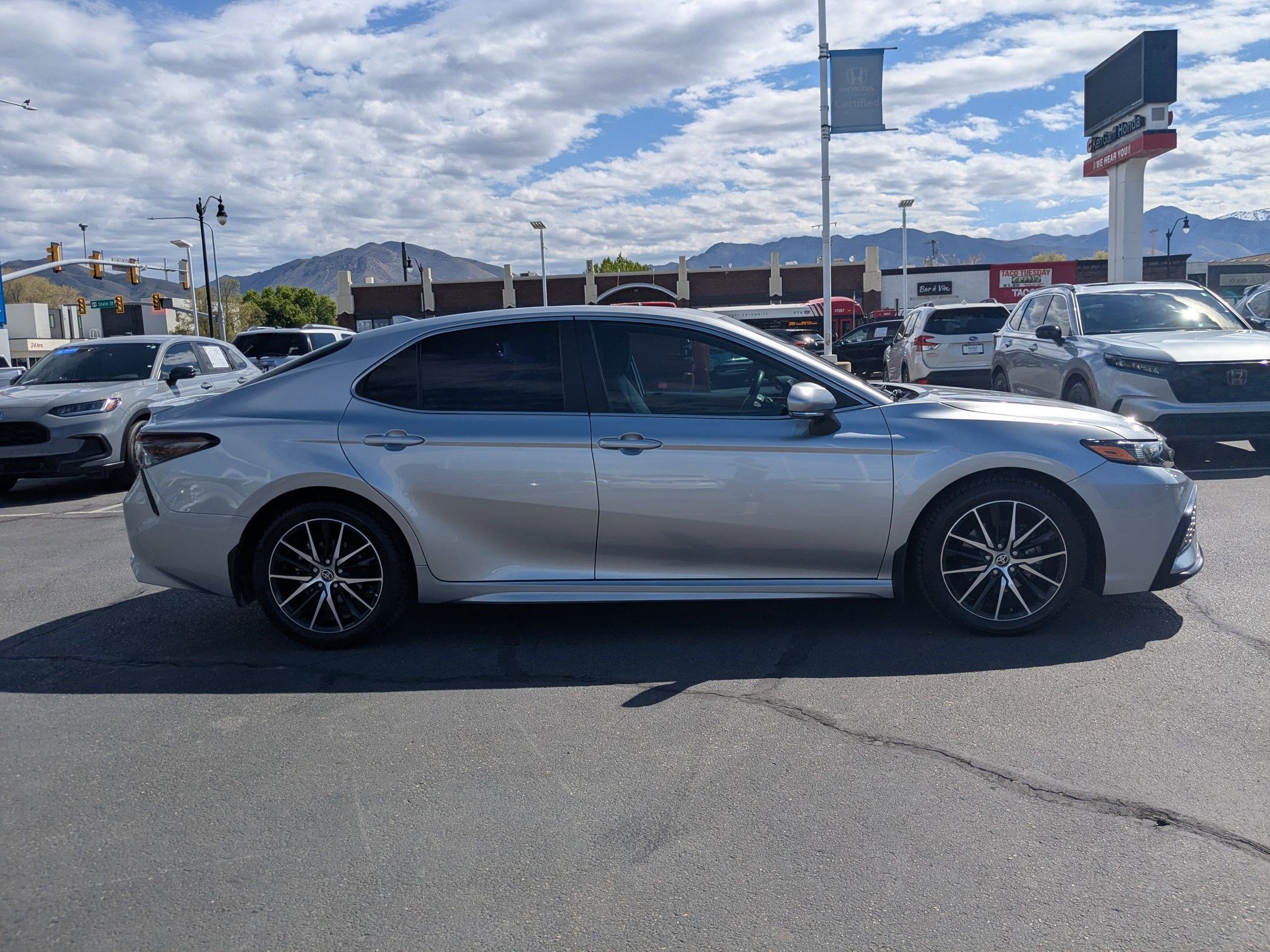 Used 2022 Toyota Camry SE w/ Audio Upgrade Package image 2