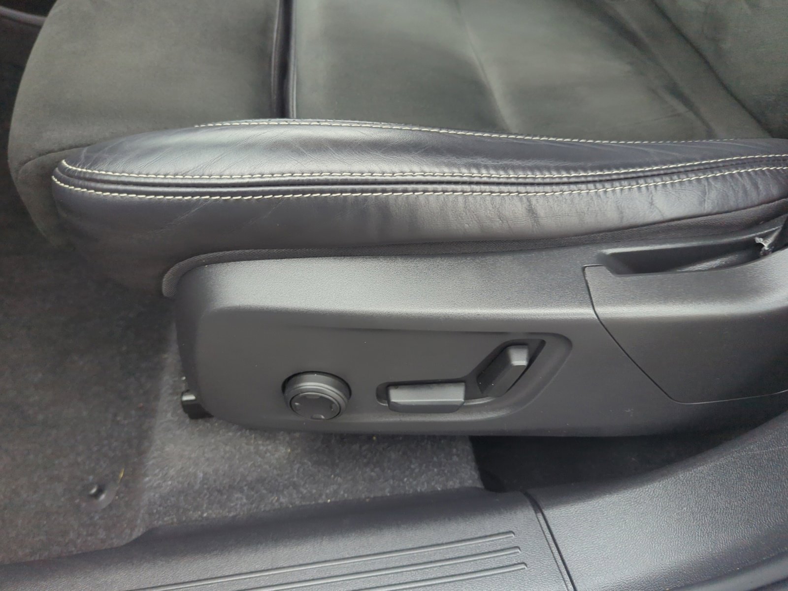 Used 2021 Volvo XC40 T5 R-Design w/ Climate Package image 14