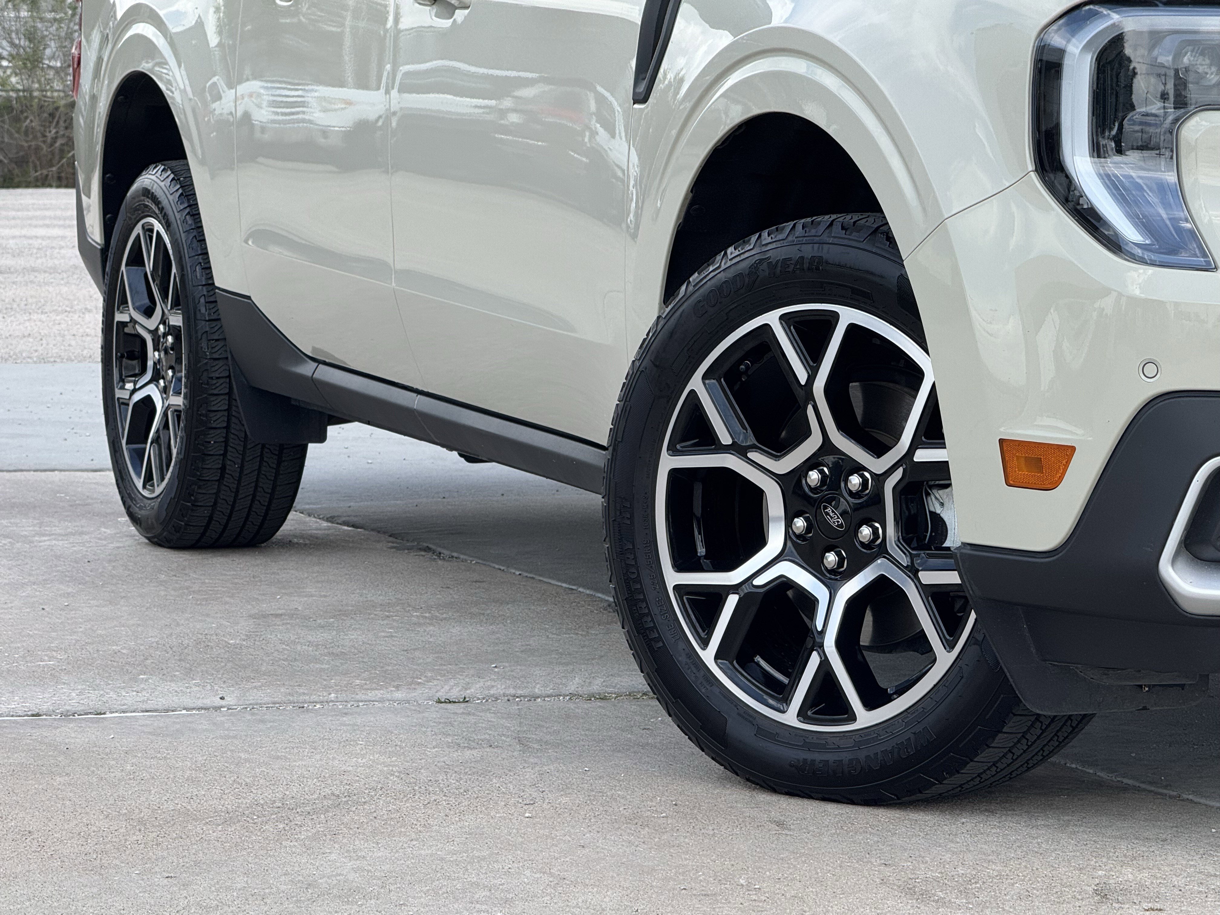 Used 2025 Ford Maverick Lariat image 12