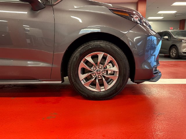 Certified 2025 Toyota Sienna XLE FWD image 30