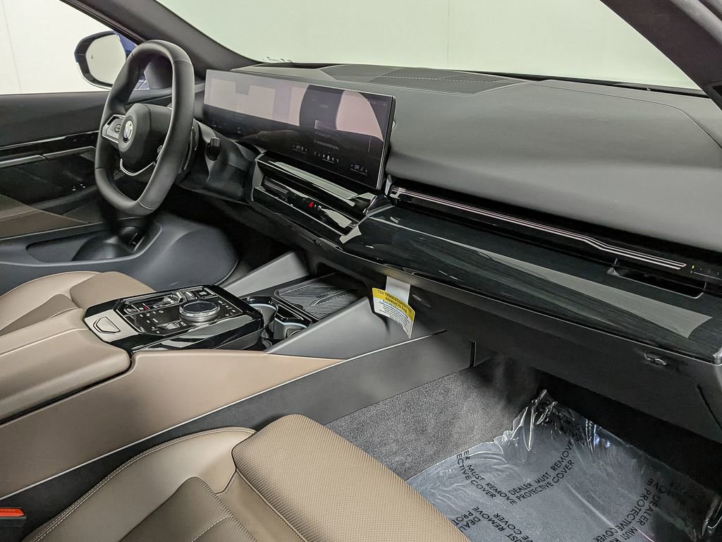 Used 2025 BMW 530i xDrive w/ Premium Package image 28