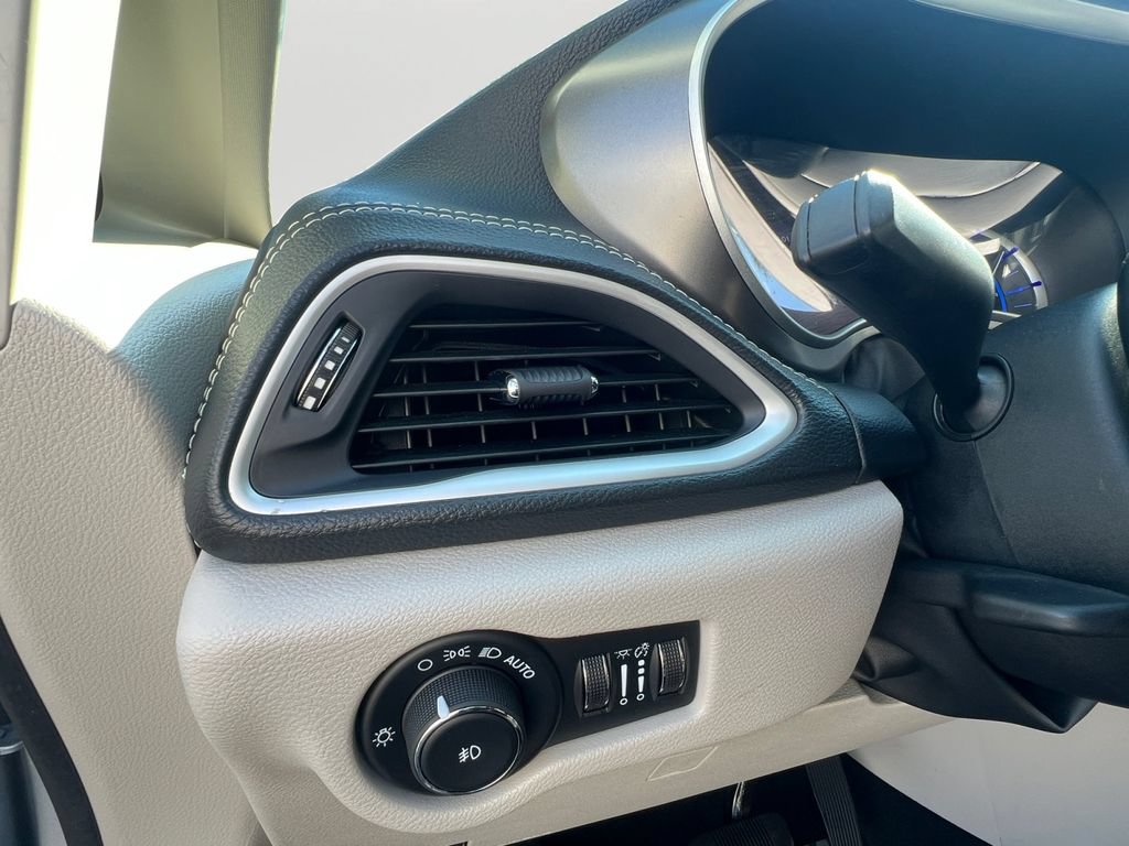 Used 2024 Chrysler Pacifica Limited FWD image 16
