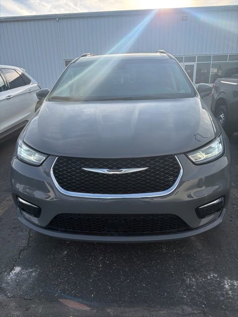 Used 2022 Chrysler Pacifica Touring-L image 2