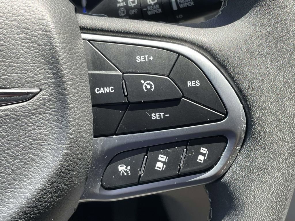 Used 2023 Chrysler Pacifica Touring-L FWD image 23