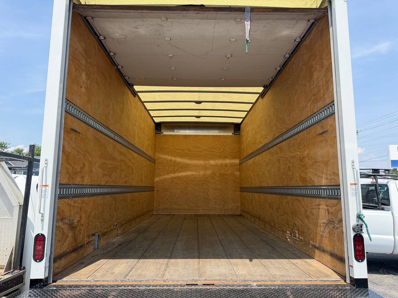 Used 2021 Isuzu NPR RWD image 8