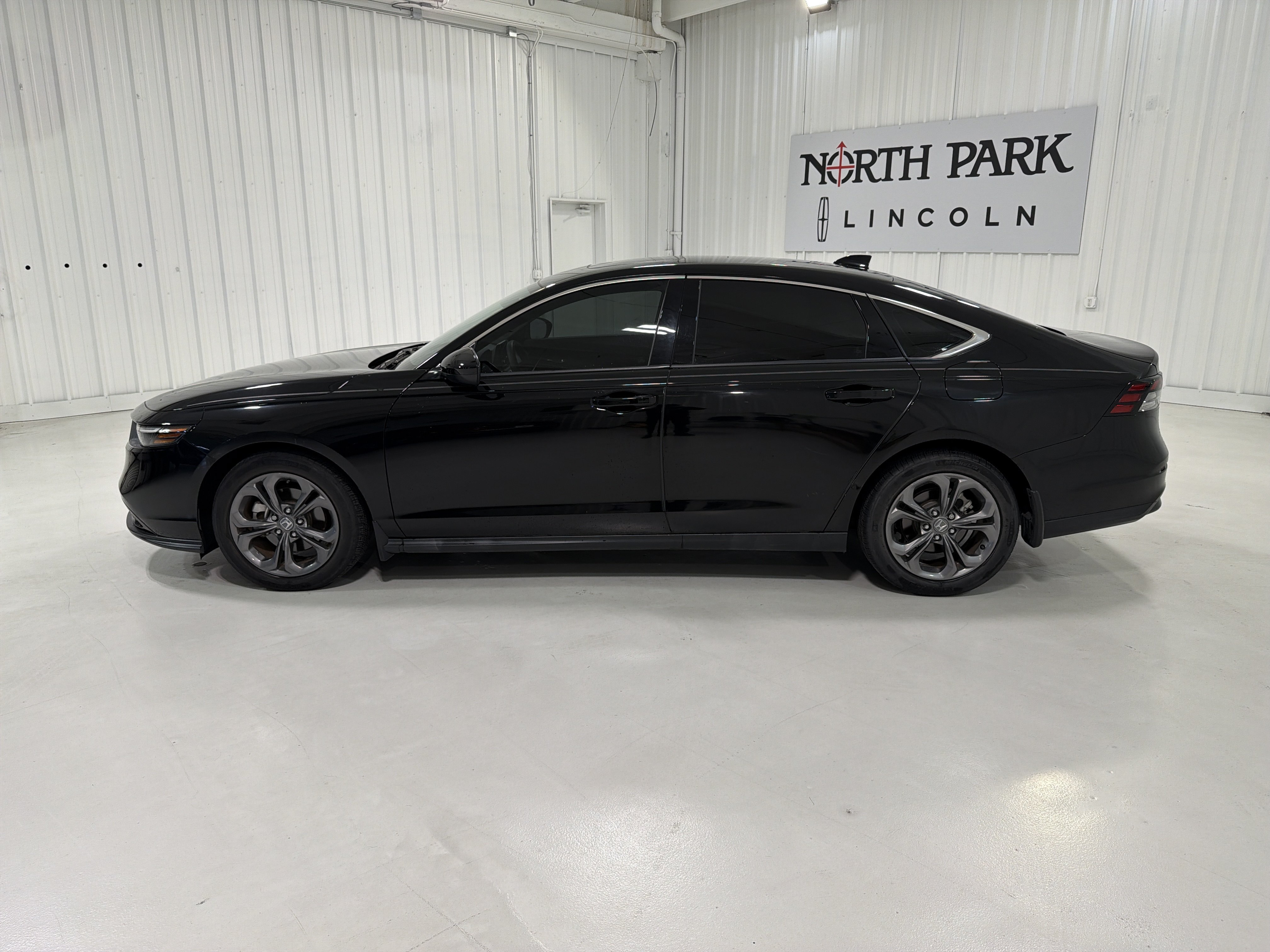 Used 2023 Honda Accord EX image 2
