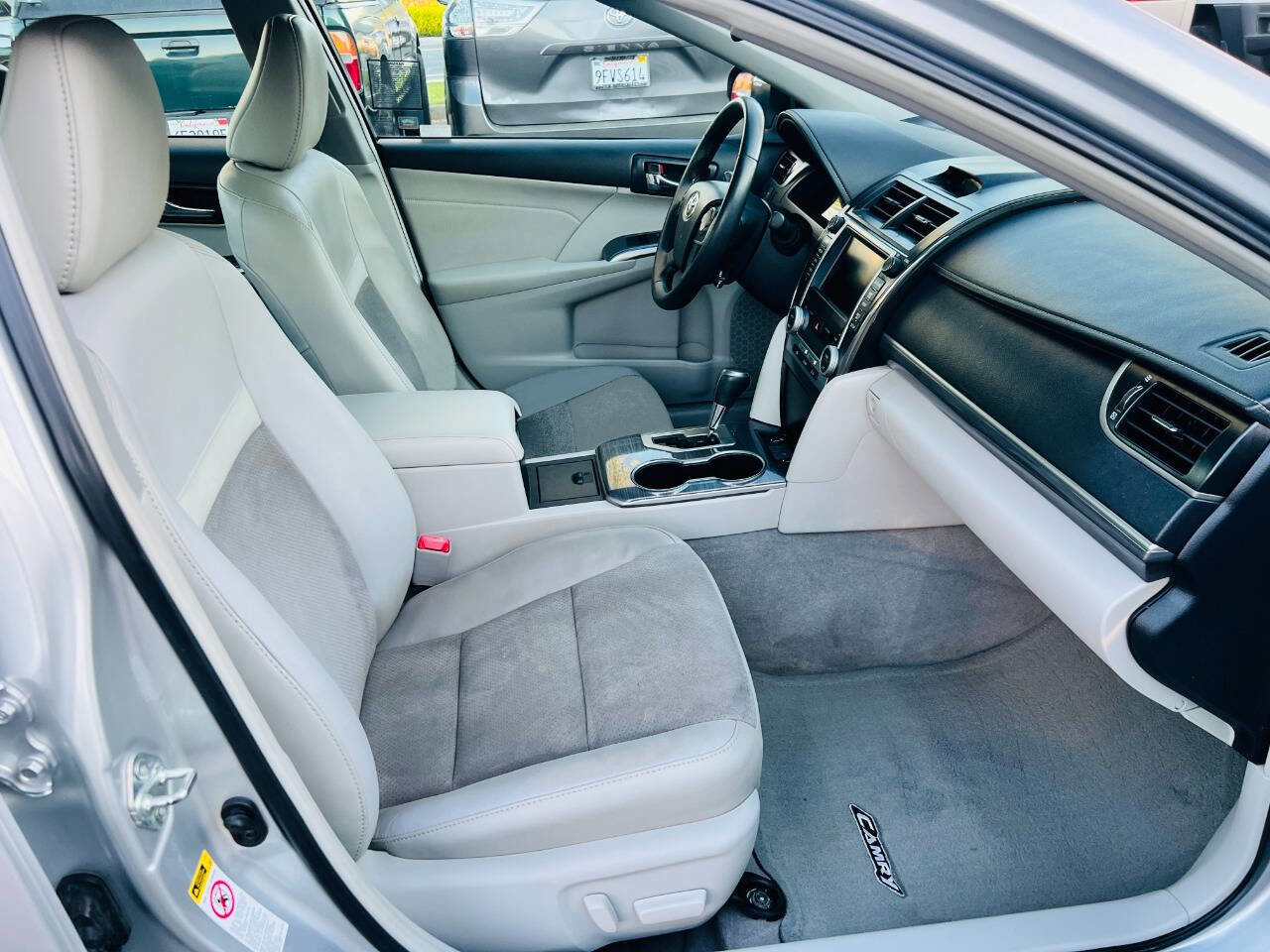 Used 2013 Toyota Camry XLE w/ Leather Pkg image 16