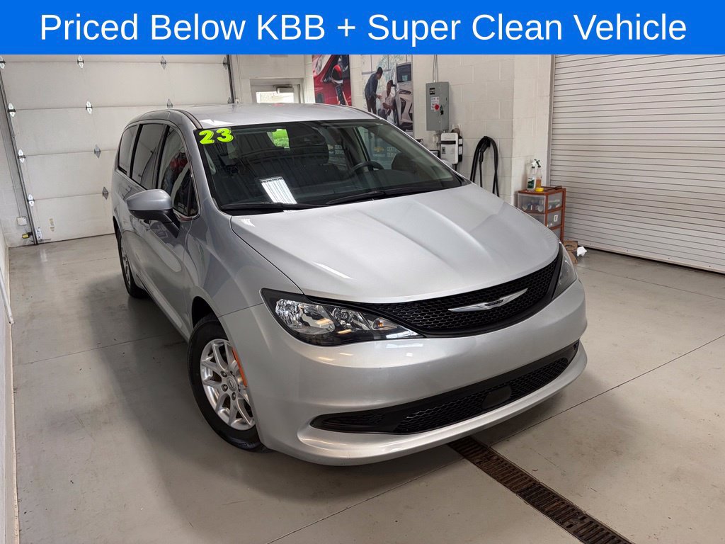 Used 2023 Chrysler Voyager LX FWD image 2