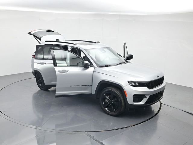 Used 2024 Jeep Grand Cherokee Altitude image 44