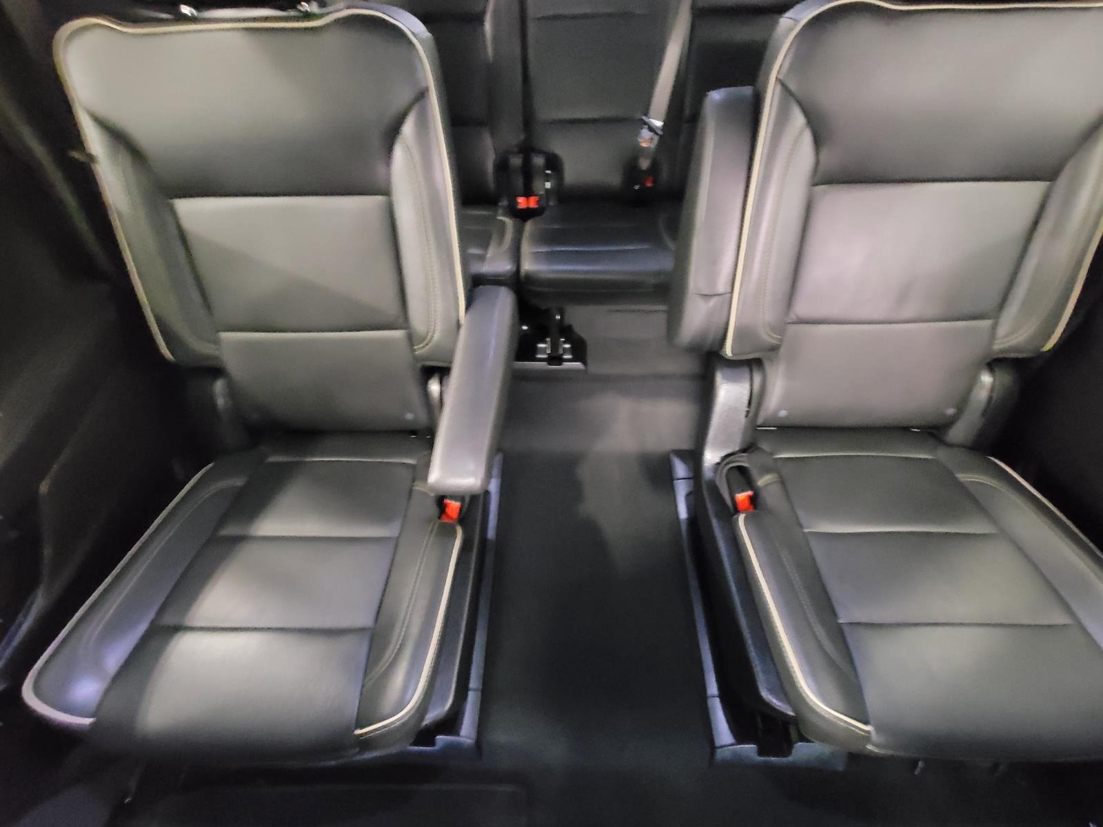 Used 2025 Chevrolet Suburban Premier AWD/4WD image 24