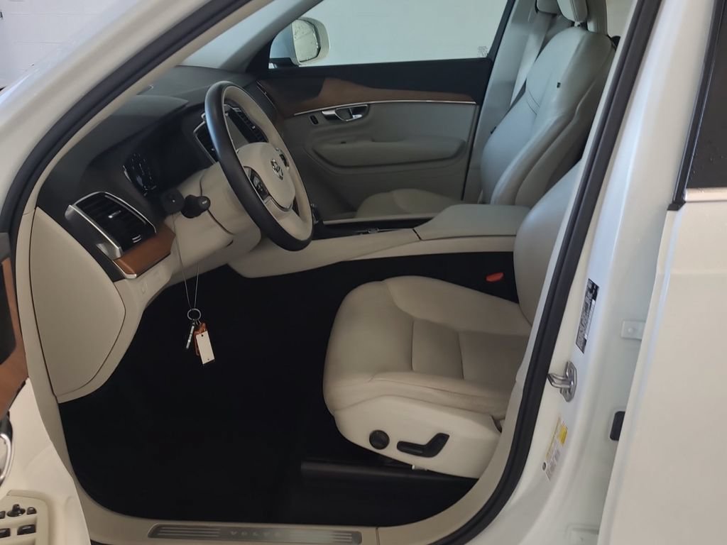 Used 2021 Volvo XC90 T5 Momentum w/ Advanced Package AWD/4WD image 3