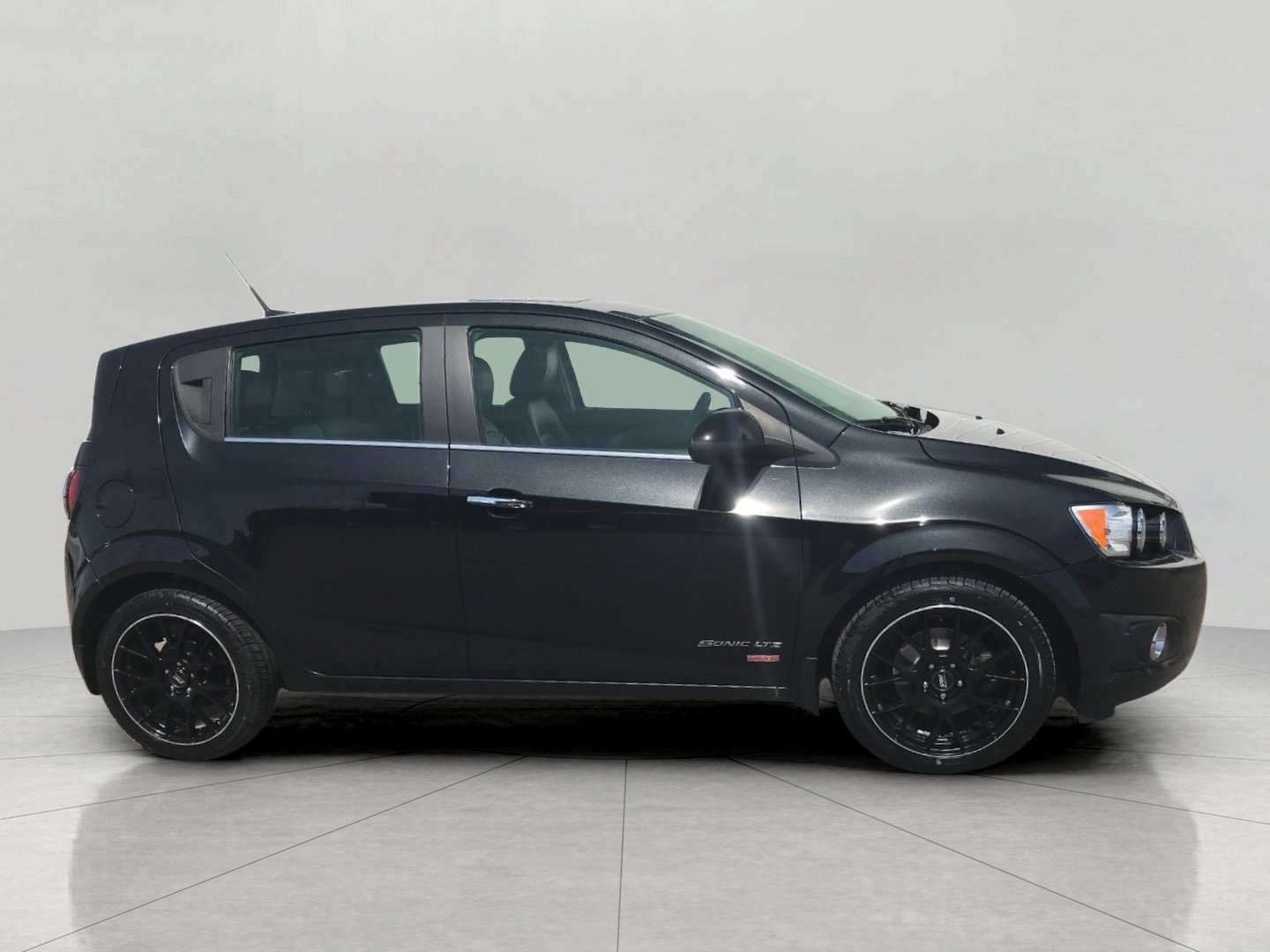 Used 2013 Chevrolet Sonic LTZ FWD image 10