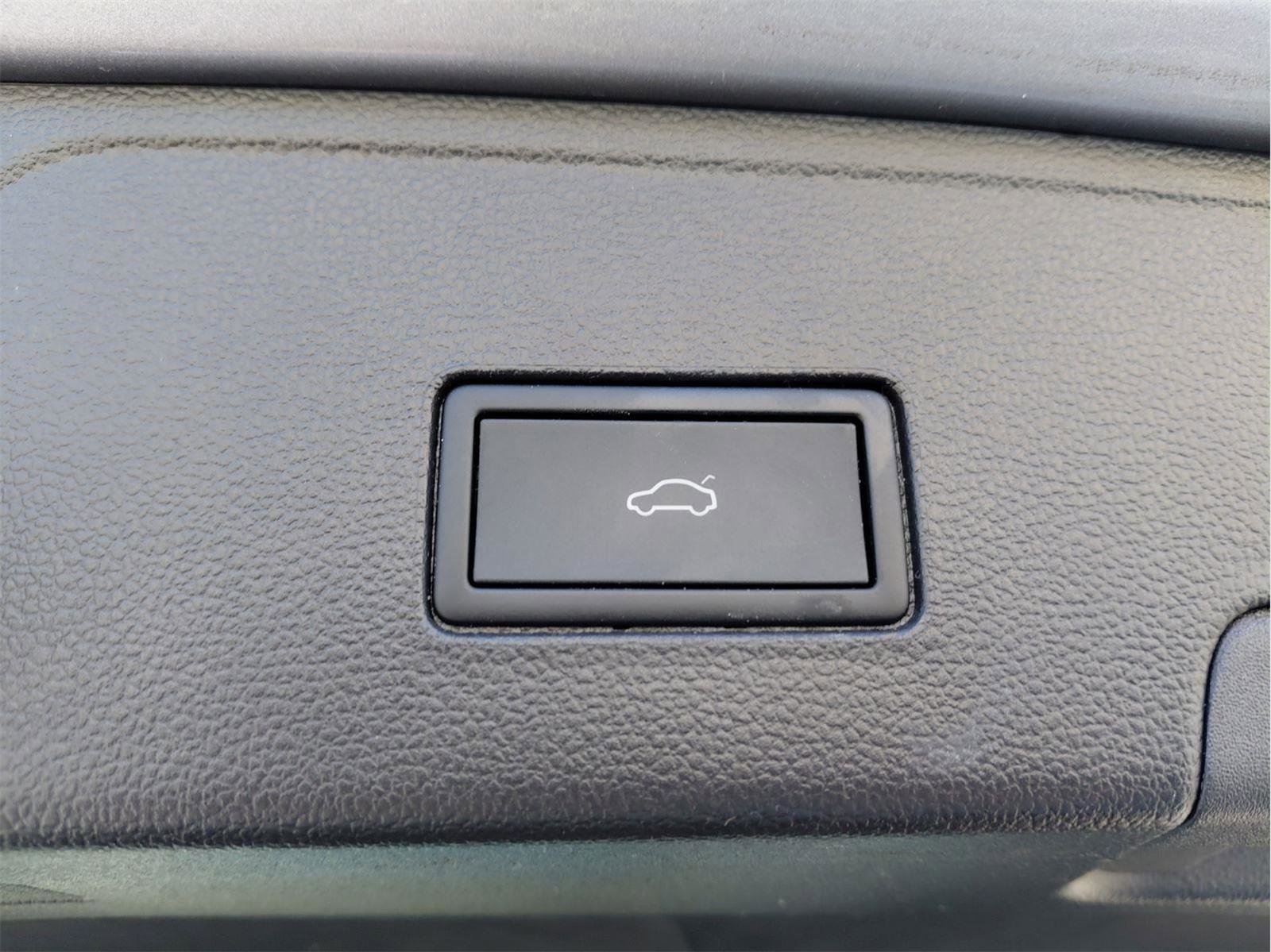 Used 2025 Volkswagen Atlas Cross Sport SE image 26