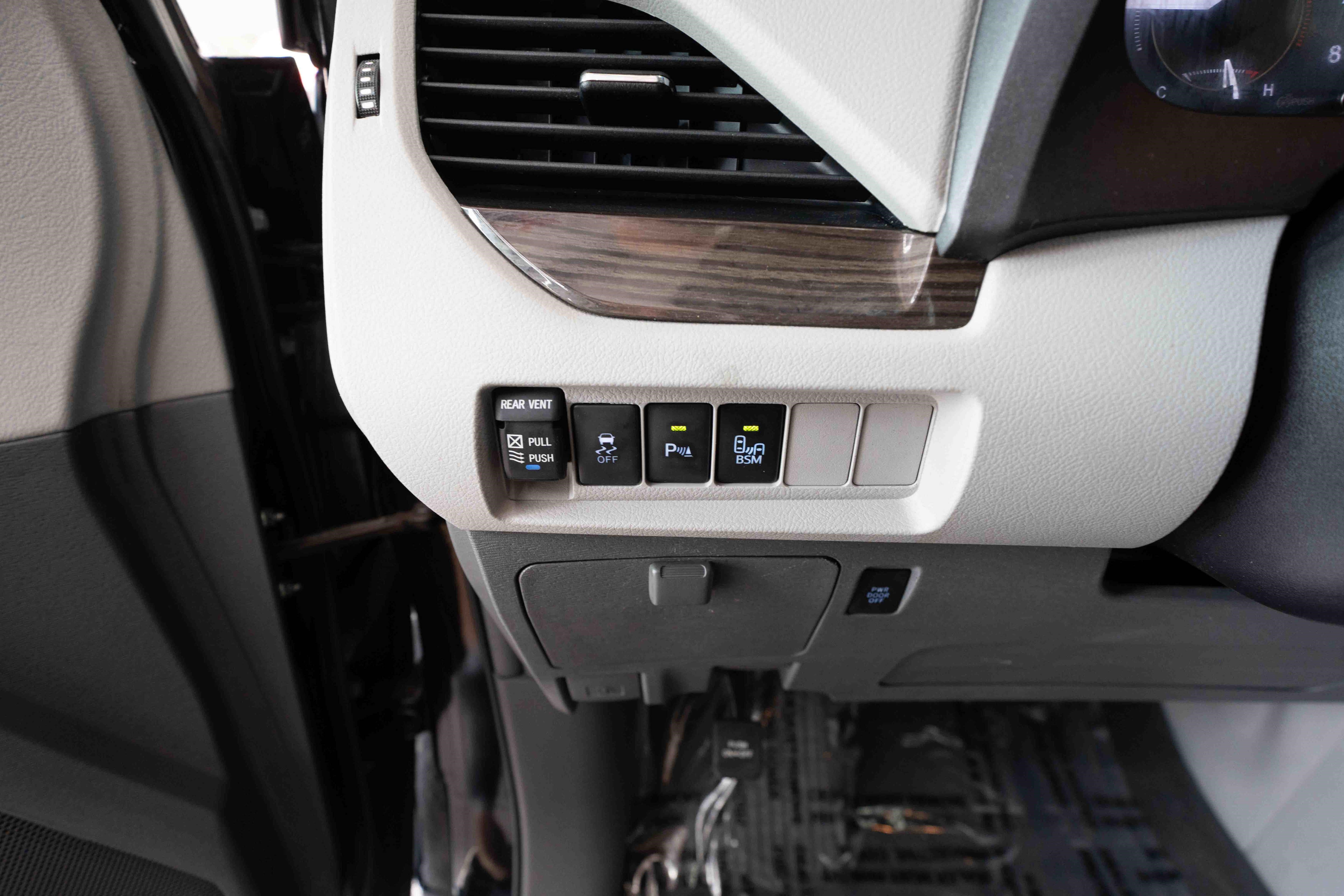 Used 2017 Toyota Sienna XLE Premium FWD image 11