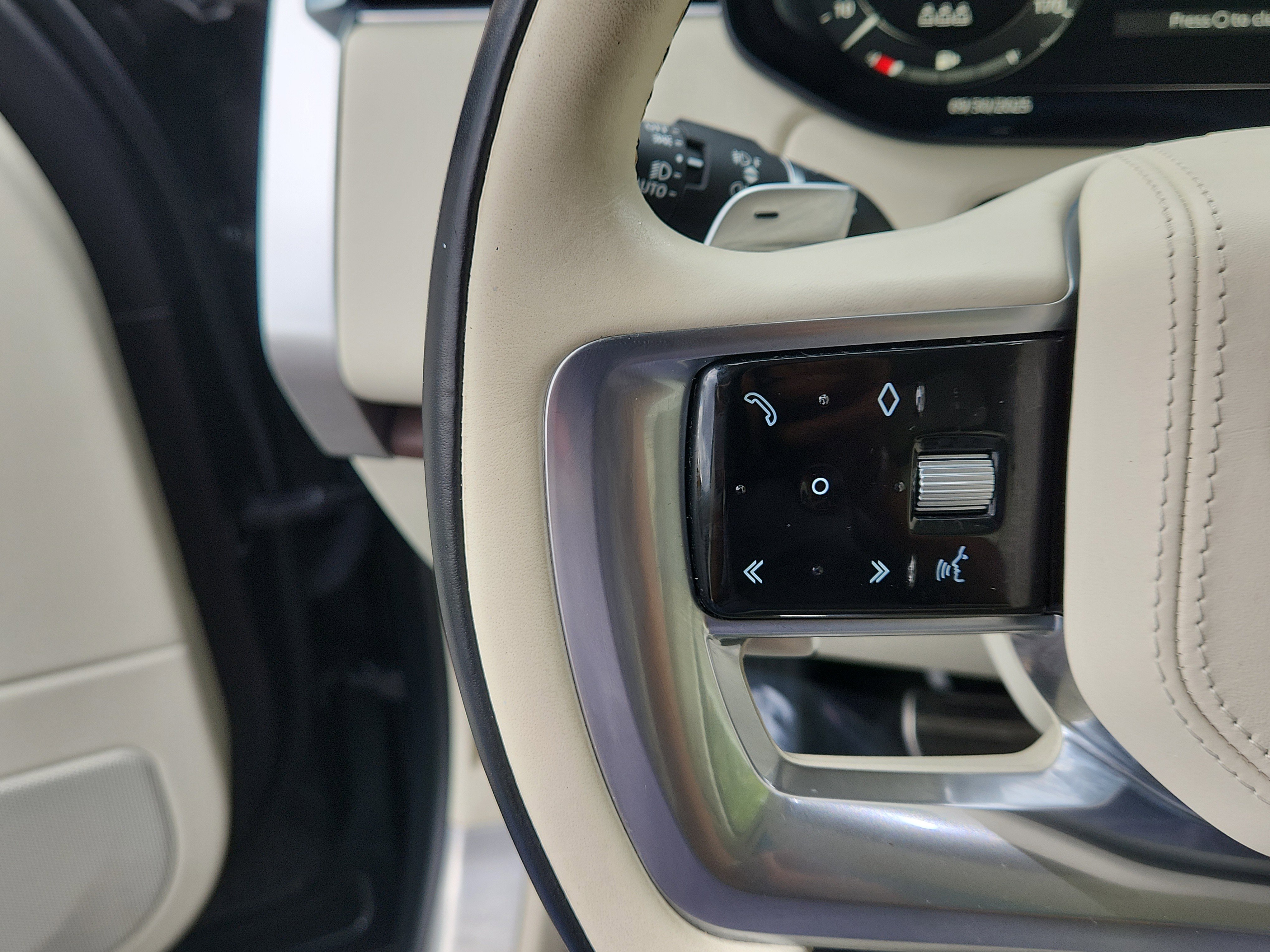 Certified 2023 Land Rover Range Rover SE image 24