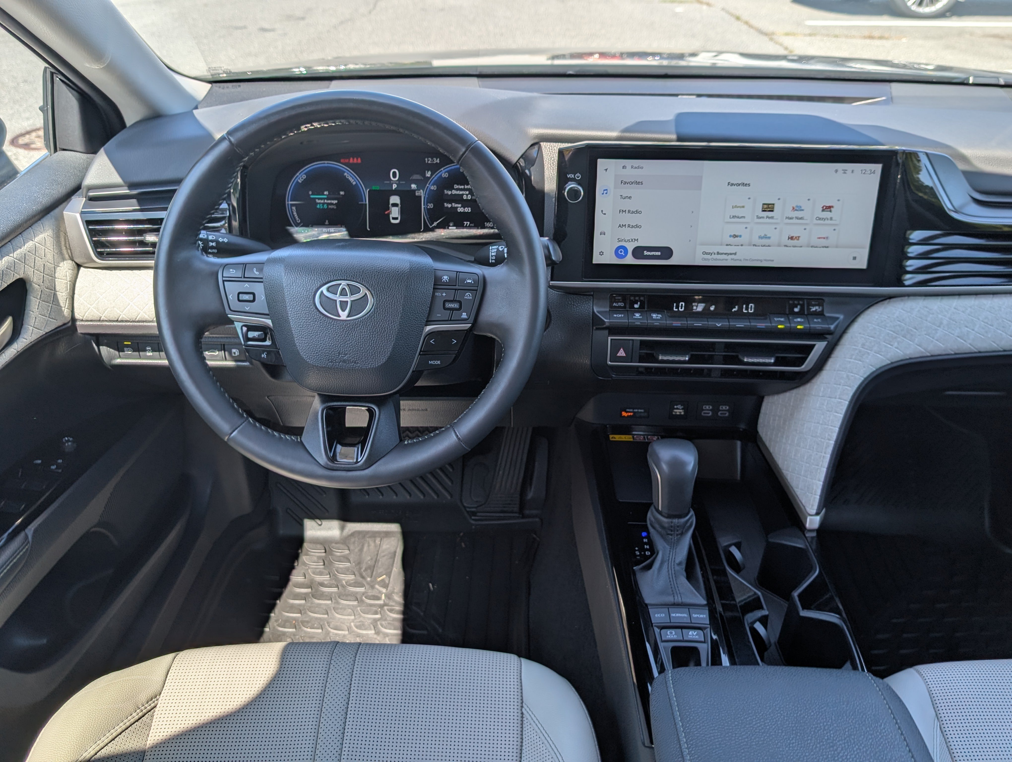 Used 2025 Toyota Camry XLE FWD image 17