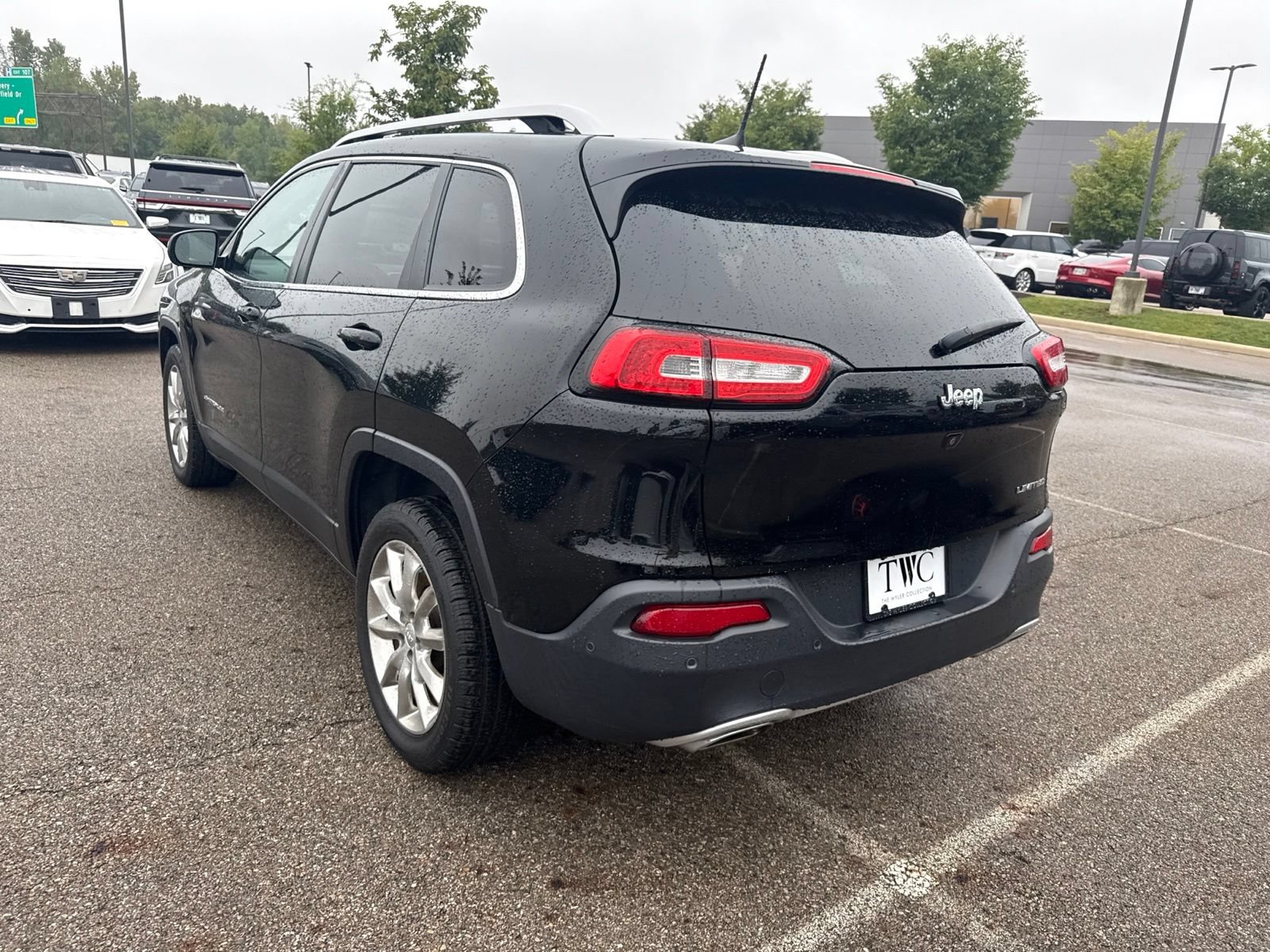 Used 2017 Jeep Cherokee Limited w/ Luxury Group FWD image 7