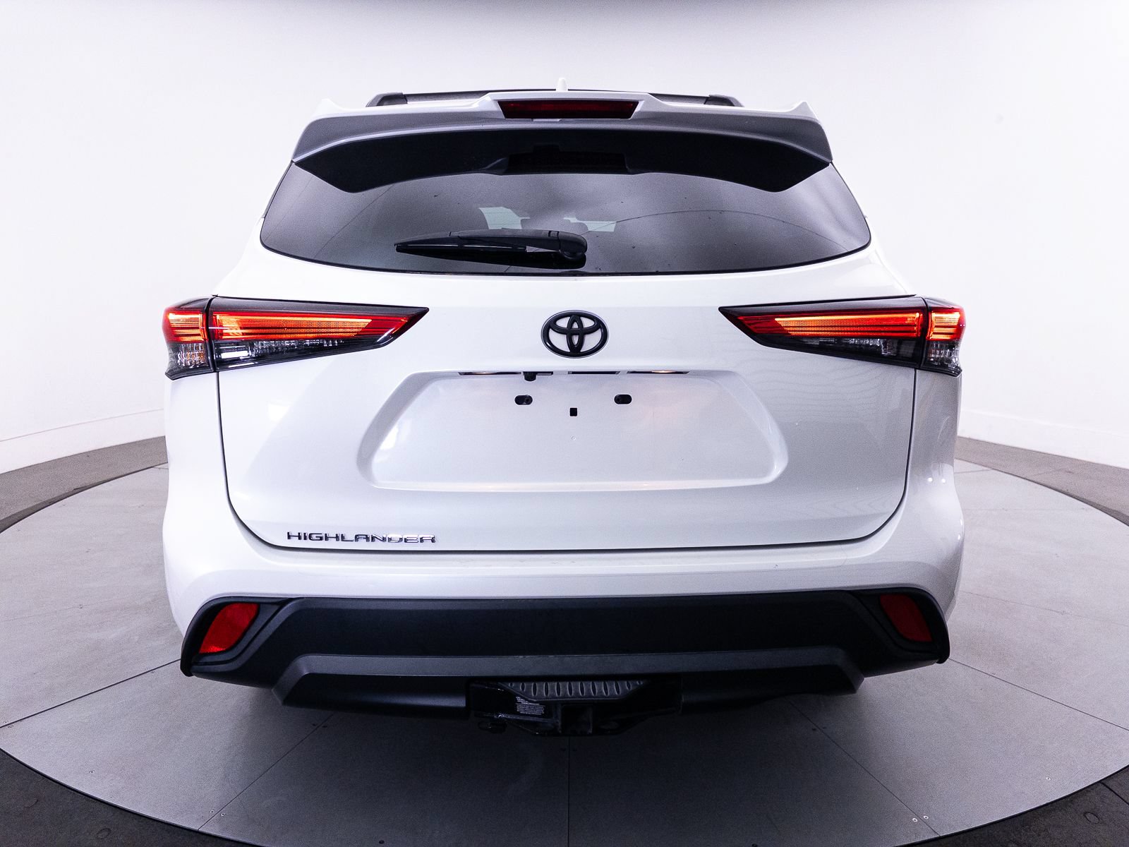 Used 2021 Toyota Highlander XLE AWD/4WD image 16