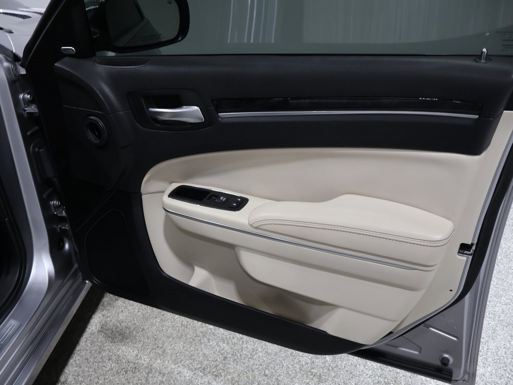 Used 2018 Chrysler 300 Limited image 22