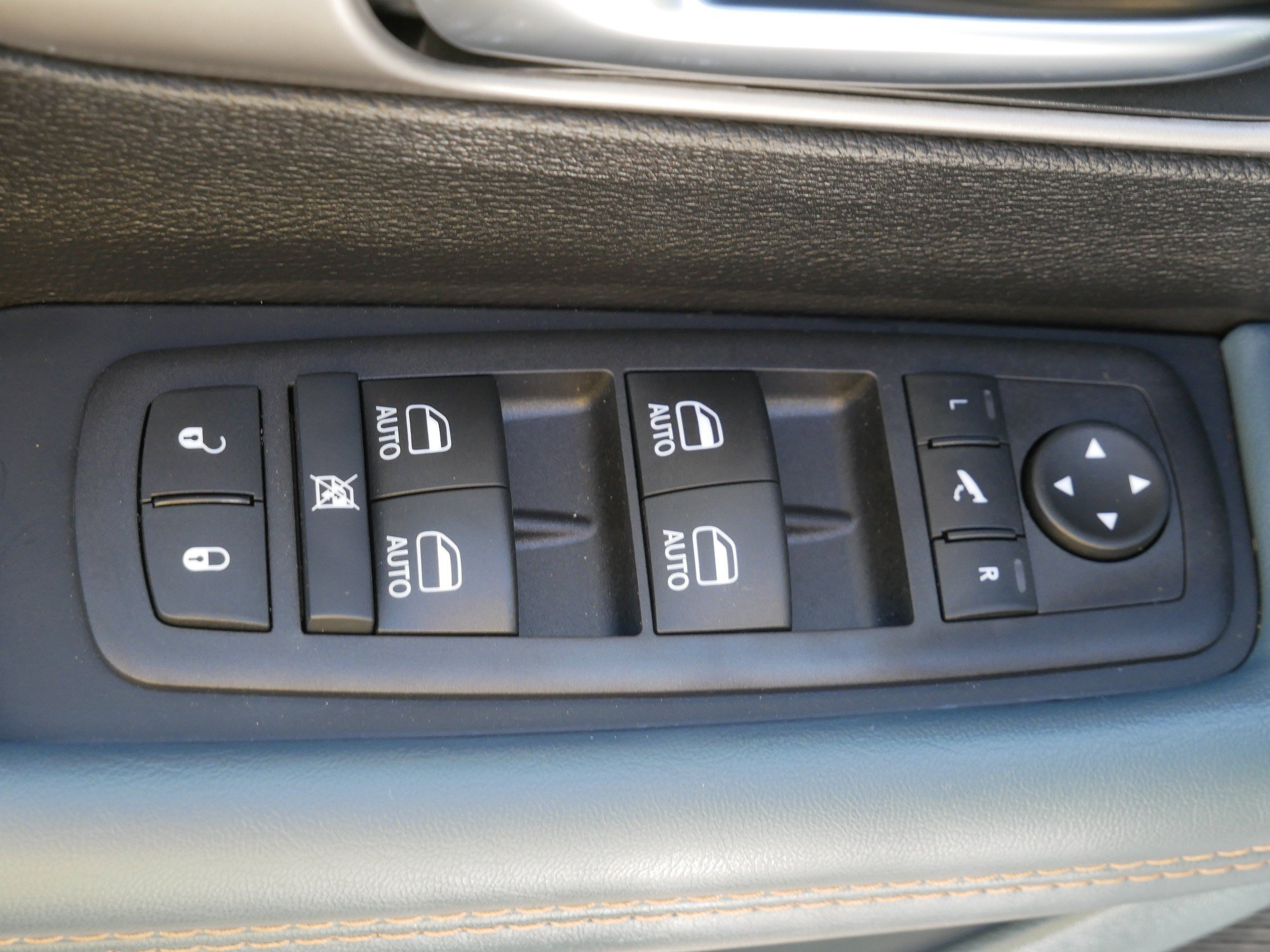 New 2027 Chrysler Pacifica Pinnacle w/ Theater Group FWD image 13