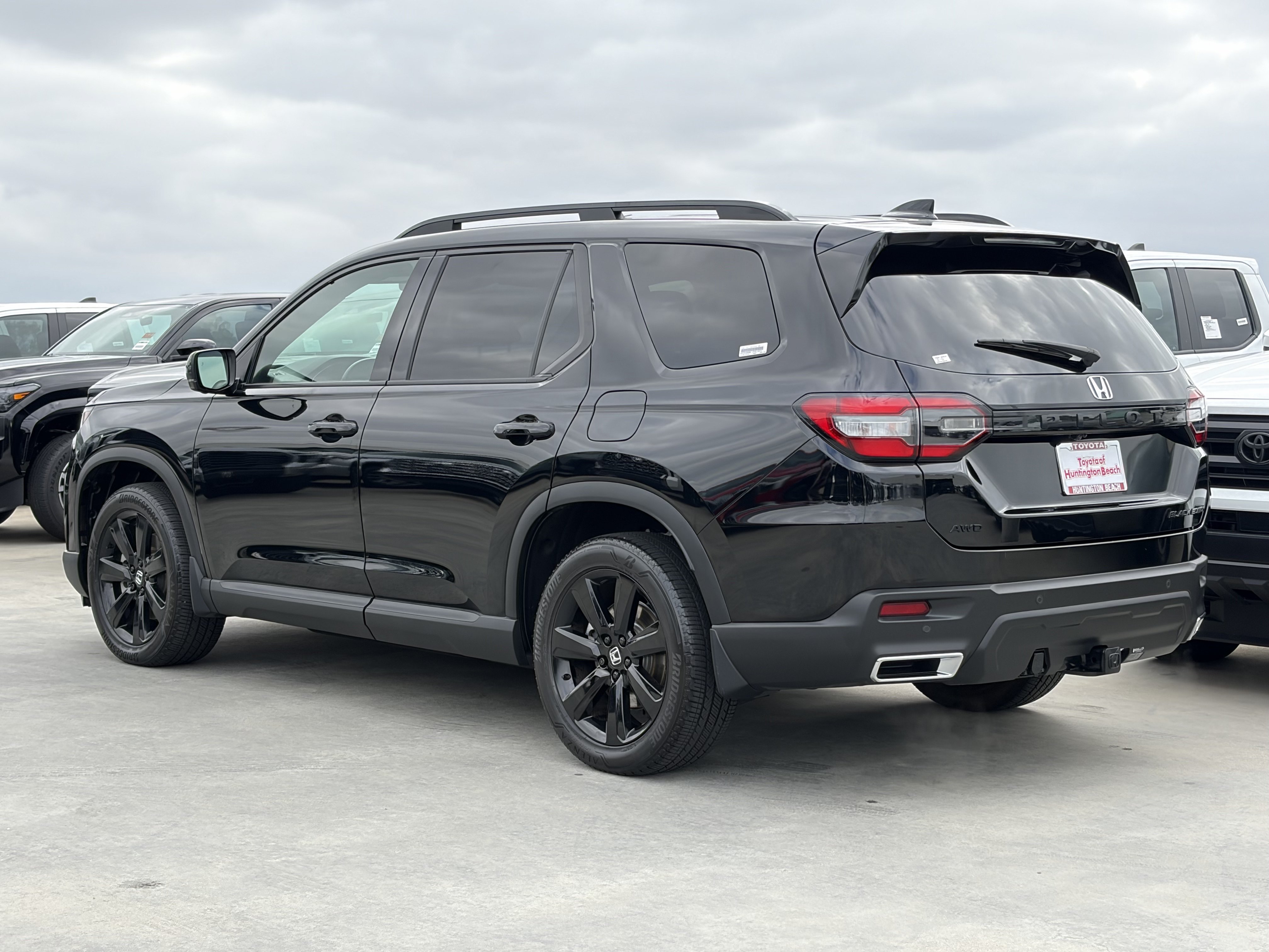 Used 2025 Honda Pilot Black Edition image 5