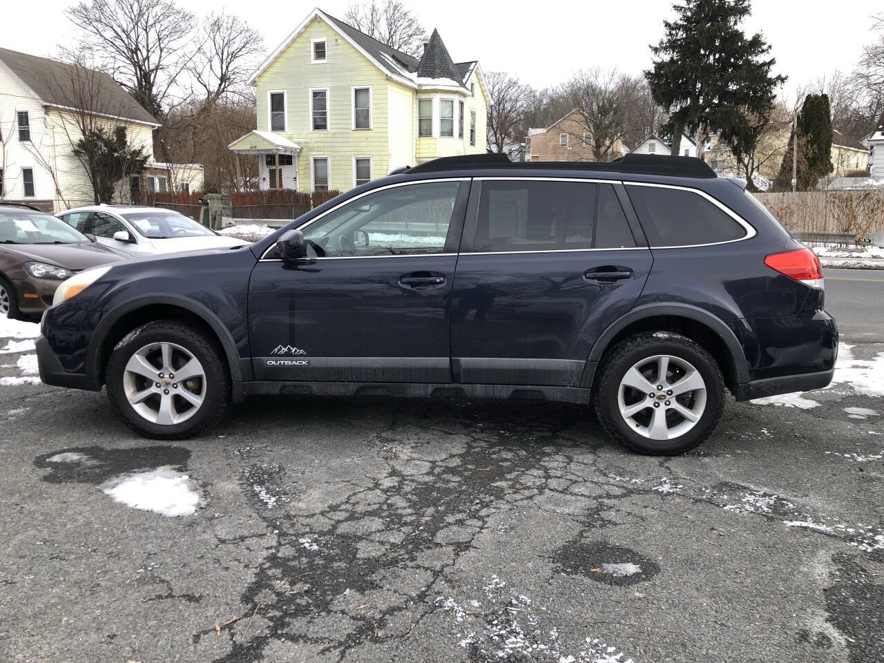 Used 2014 Subaru Outback 2.5i Premium w/ Moonroof Package image 9