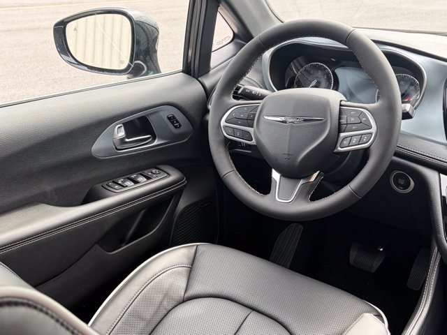 New 2026 Chrysler Pacifica Limited w/ Uconnect Theater Family Group FWD image 74